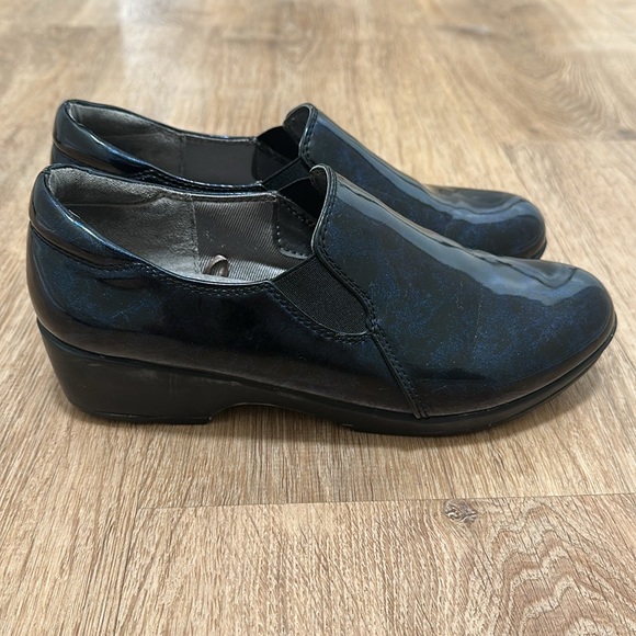 LIFESTRIDE | Women's Buzz Navy Faux Patent Slip On Memory Foam Loafers - Picture 3 of 6